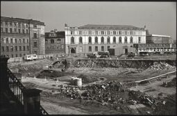 Bild: Blick über die Baugrube für das Hotel Dresdner Hof zum Johanneum, dem Ständehaus und dem Kulturpalast