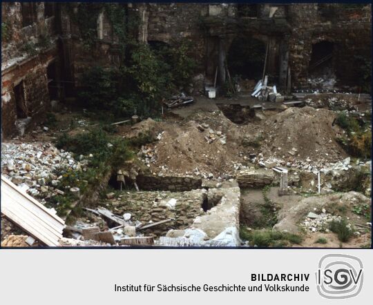 Ausgrabungen an der Ostseite des Großen Schlosshofes der Ruine des Schlosses Dresden (Bereich des Vorgängerbaus/ Burg)