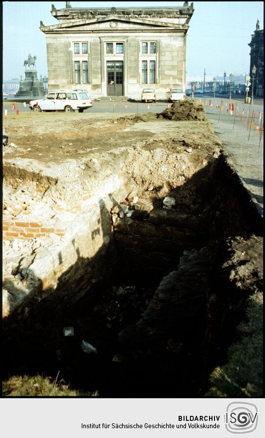 Freigelegte Reste der Dresdner Stadtbefestigung an der Altstädter Wache (Schinkelwache) am Zwinger