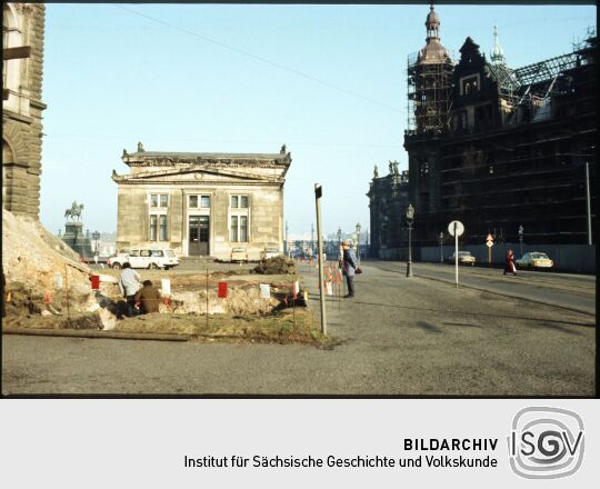 Freigelegte Reste der Dresdner Stadtbefestigung vor der Altstädter Wache (Schinkelwache) neben der Schlossruine