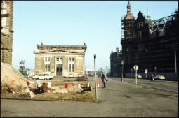 Freigelegte Reste der Dresdner Stadtbefestigung vor der Altstädter Wache (Schinkelwache) neben der Schlossruine