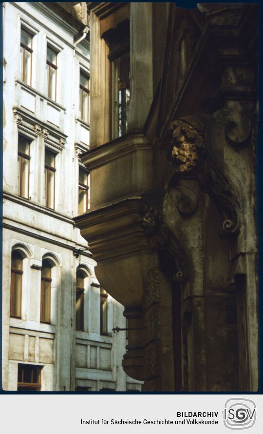 Erker und Hauseingang mit einem Kopf im Obergraben in der Dresdner  Neustadt