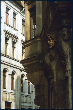 Bild: Erker und Hauseingang mit einem Kopf im Obergraben in der Dresdner  Neustadt