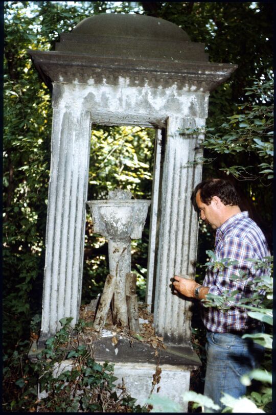 Grabmal auf dem überwucherten Eliasfriedhof in Dresden