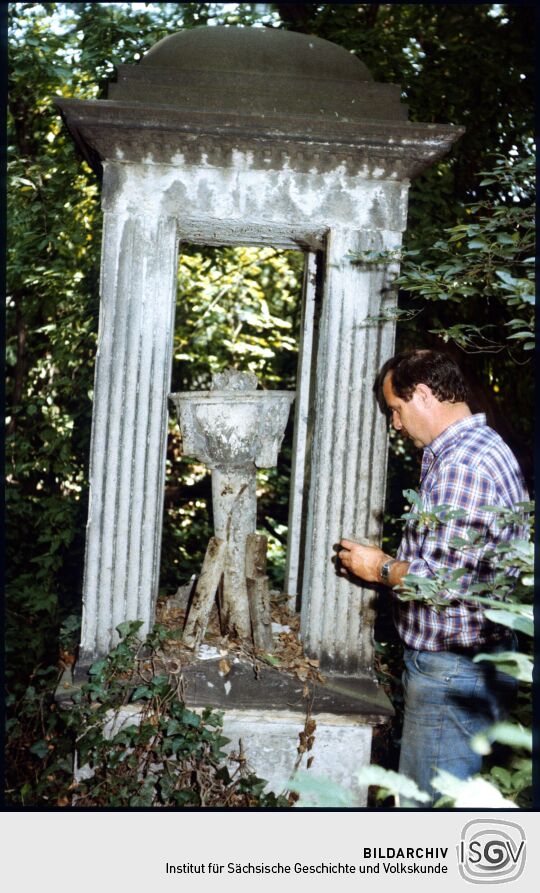 Grabmal auf dem überwucherten Eliasfriedhof in Dresden