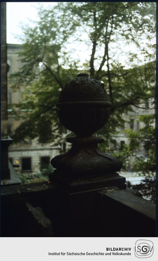 Sandsteinkugel an einem Balkon an der Westfassade der Dresdner Schlossruine (im Hintergrund das Taschenbergpalais)