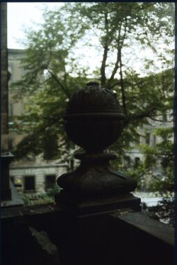 Bild: Sandsteinkugel an einem Balkon an der Westfassade der Dresdner Schlossruine (im Hintergrund das Taschenbergpalais)