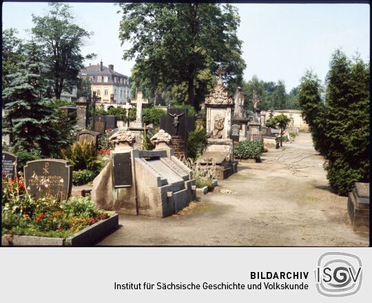 Blick über die Gräber des Alten Katholischen Friedhofs in der Dresdner Friedrichstadt