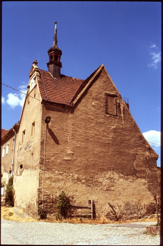 Gebäude des Gutes Gamig mit Dachreiter und Uhr im Giebel