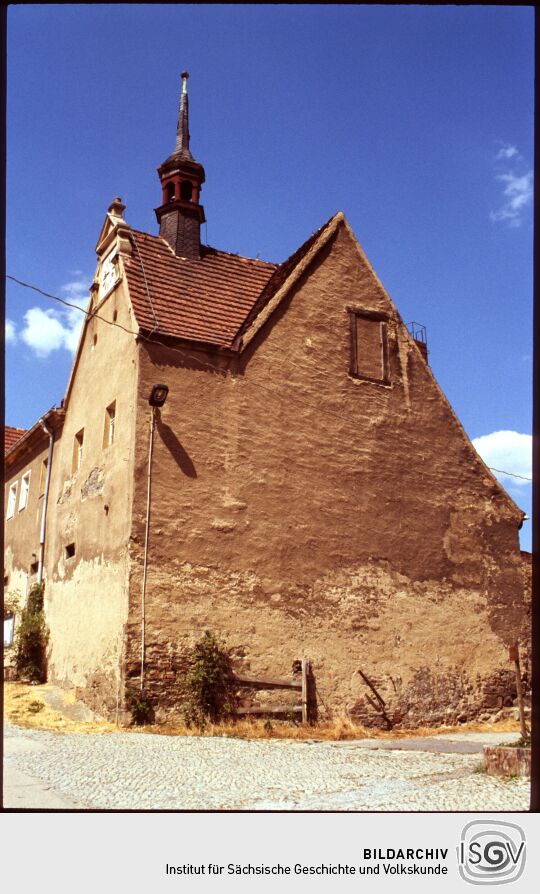 Gebäude des Gutes Gamig mit Dachreiter und Uhr im Giebel