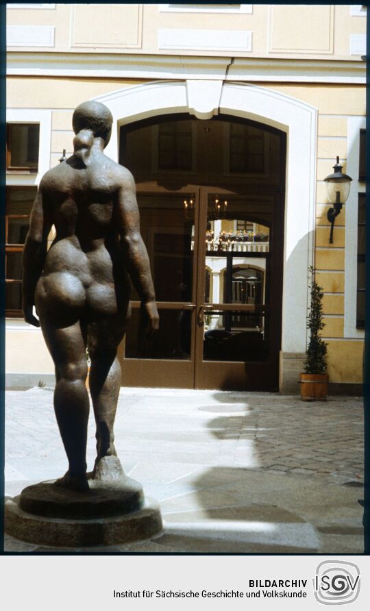 Statue einer Frau im Innenhof des Altbautraktes des Interhotels Bellevue