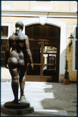 Bild: Statue einer Frau im Innenhof des Altbautraktes des Interhotels Bellevue