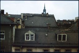 Bild: Blick über die Dächer der Inneren Neustadt zum Turm der Dreikönigskirche