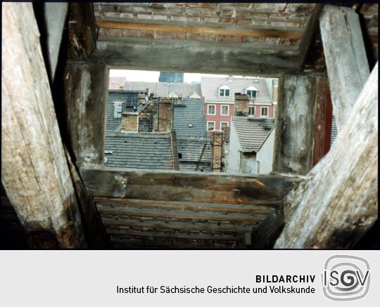 Blick aus einem Dachfenster über die Dächer der Inneren Neustadt