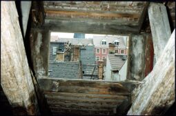 Bild: Blick aus einem Dachfenster über die Dächer der Inneren Neustadt