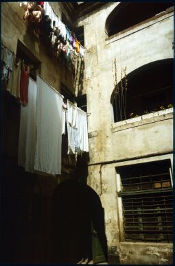 Bild: Wäscheleinen in einem Innenhof Obergraben 15 in der Dresdner Neustadt