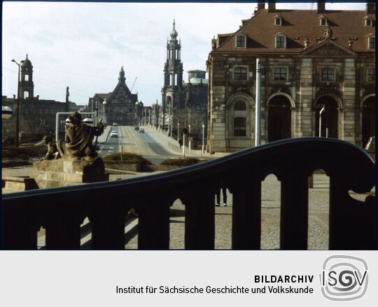 Blick vom Neustädter Markt über die Augustusbrücke zum Gerogentor und der Katolischen Hofkirche