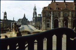 Bild: Blick vom Neustädter Markt über die Augustusbrücke zum Gerogentor und der Katolischen Hofkirche
