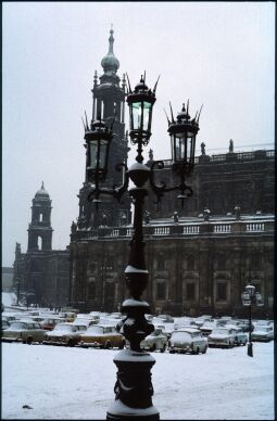 Bild: Blick auf den verschneiten Theaterplatz mit einer Laterne der Semperoper, der katholischen  Hofkirche und dem Ständehaus