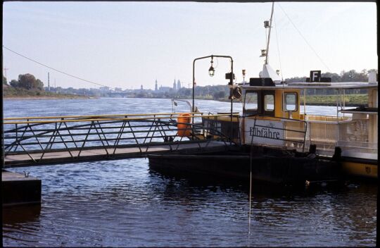 Elbfähre in Pieschen mit der Silhouette der Dresdner Altsadt im Hintergrund