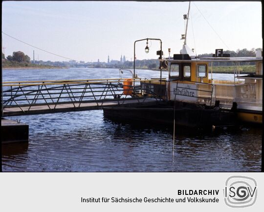 Elbfähre in Pieschen mit der Silhouette der Dresdner Altsadt im Hintergrund