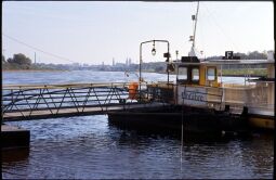 Bild: Elbfähre in Pieschen mit der Silhouette der Dresdner Altsadt im Hintergrund