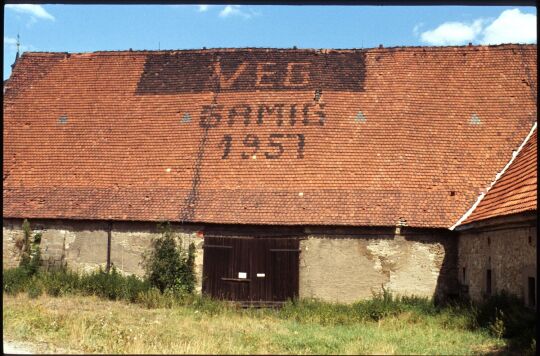 Gebäude des Gutes Gamig mit der Schrift 'VEG Gamig 1957' in den Dachziegeln