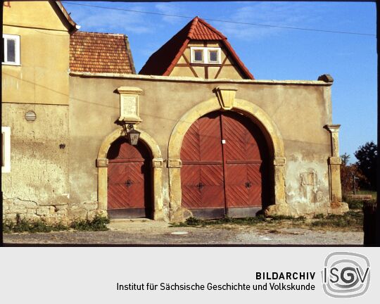 Toreinfahrt und Tür zum Hof des Gasthofs Sobrigau