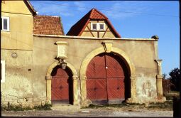 Bild: Toreinfahrt und Tür zum Hof des Gasthofs Sobrigau