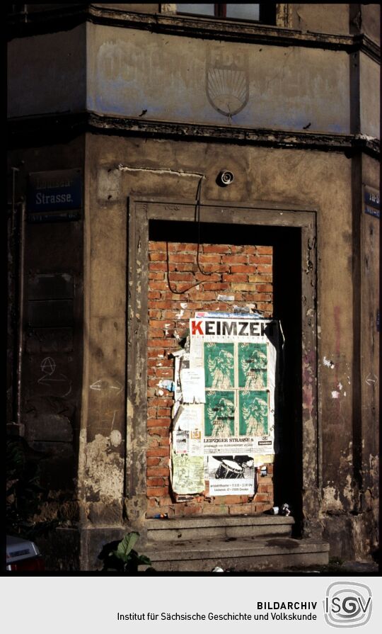 Zugemauerter Hauseingang zum Gebäude Louisenstraße Ecke Talstraße