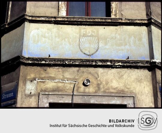 Schriftzug eines FDJ Jugenheims über dem zugemauerten Eingang des Gebäudes Louisenstraße Ecke Talstraße