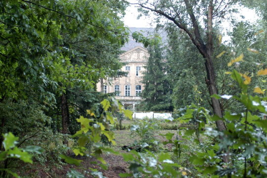 Durchblick vom Park auf der "Spreeinsel" zum Schloss in Uhyst