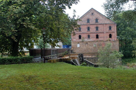 Mühlengebäude und Brücke über das Wehr des Mühlgrabens in Uhyst