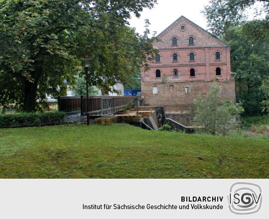 Mühlengebäude und Brücke über das Wehr des Mühlgrabens in Uhyst