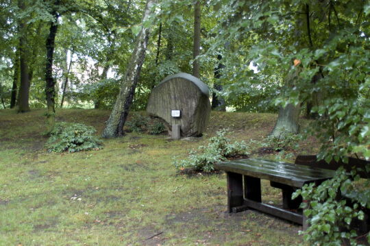 Findling aus nordischem Granit im Park in Uhyst