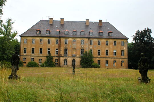 Das Schloss Uhyst (Rückansicht mit Resten des barocken Parkanlage)