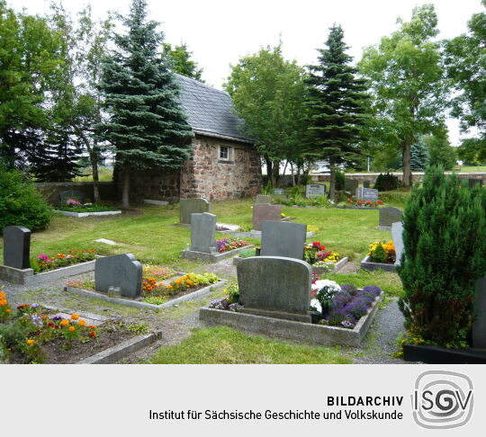 Auf dem Friedhof der Evangelischen Exulantenkirche in Zinnwald