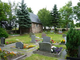 Bild: Auf dem Friedhof der Evangelischen Exulantenkirche in Zinnwald