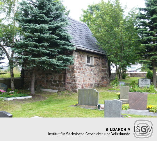 Auf dem Friedhof der Evangelischen Exulantenkirche in Zinnwald