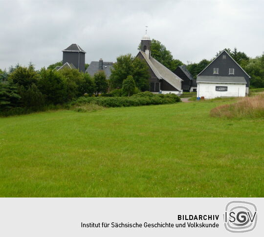 Blick von der Exulatenkirche zum Museum in Zinnwald