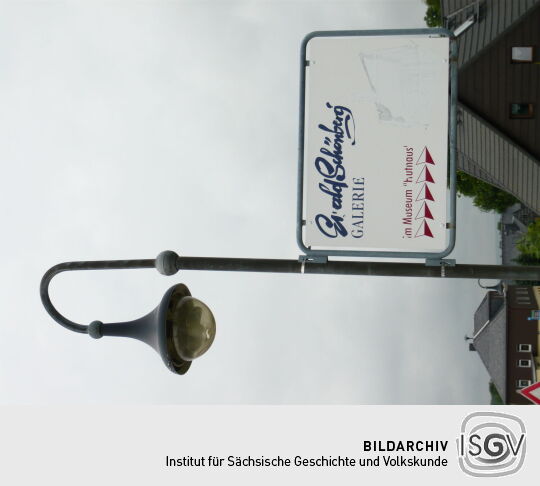 Hinweistafel auf die Galerie Ewald Schönberg im Museum Huthaus in Zinnwald