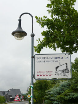 Bild: Hinweistafel auf die Touristinformation im Museum Huthaus in Zinnwald
