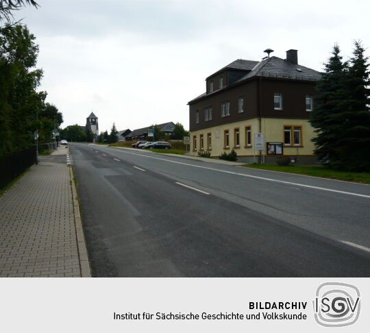 Blick über die Teplitzer Straße zum Gemeindeamt und der Exulantenkirche