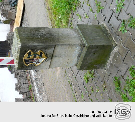 Der Grenzstein auf dem Gelände des Museums Huthaus in Zinnwald