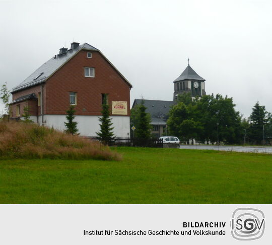 Blick zur Exulantenkirche in Zinnwald, vom Gelände des Museums Huthaus