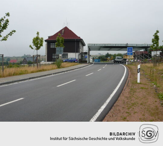 Die Teplitzer Straße in Zinnwald führt über die Grenze nach Tschechien