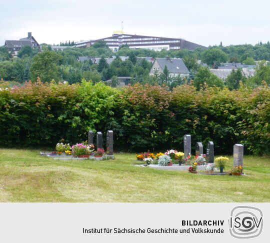 Blick vom Zinnwalder Friedhof nach Georgenfeld zum Hotel "Lugsteinhof"