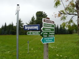 Bild: Touristische Hinweischilder an einer Wegegabelung in Zinnwald