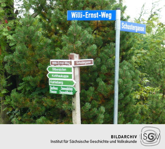 Touristische Hinweischilder an einer Wegegabelung in Zinnwald