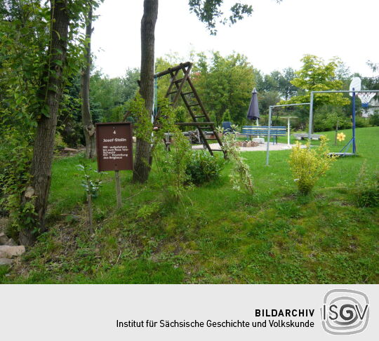 Infotafel eines Bergbaulehrpfades an einem Spielplatz in Zinnwald